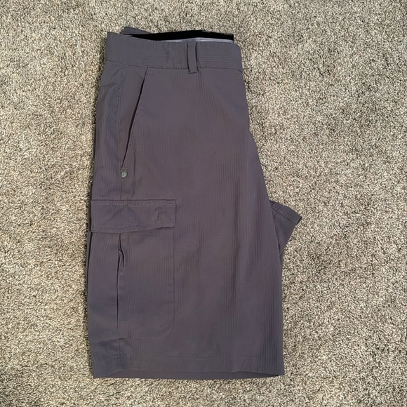 Men’s Under Armour grey cargo shorts. 32. Stretchy ripstop fabric. Like new - Picture 1 of 7